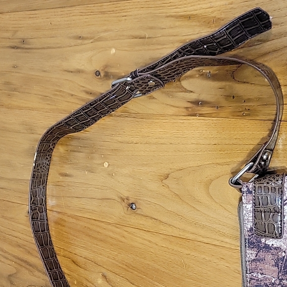 Realtree camo 9 pocket shoulder purse with adjustable strap - Picture 11 of 16